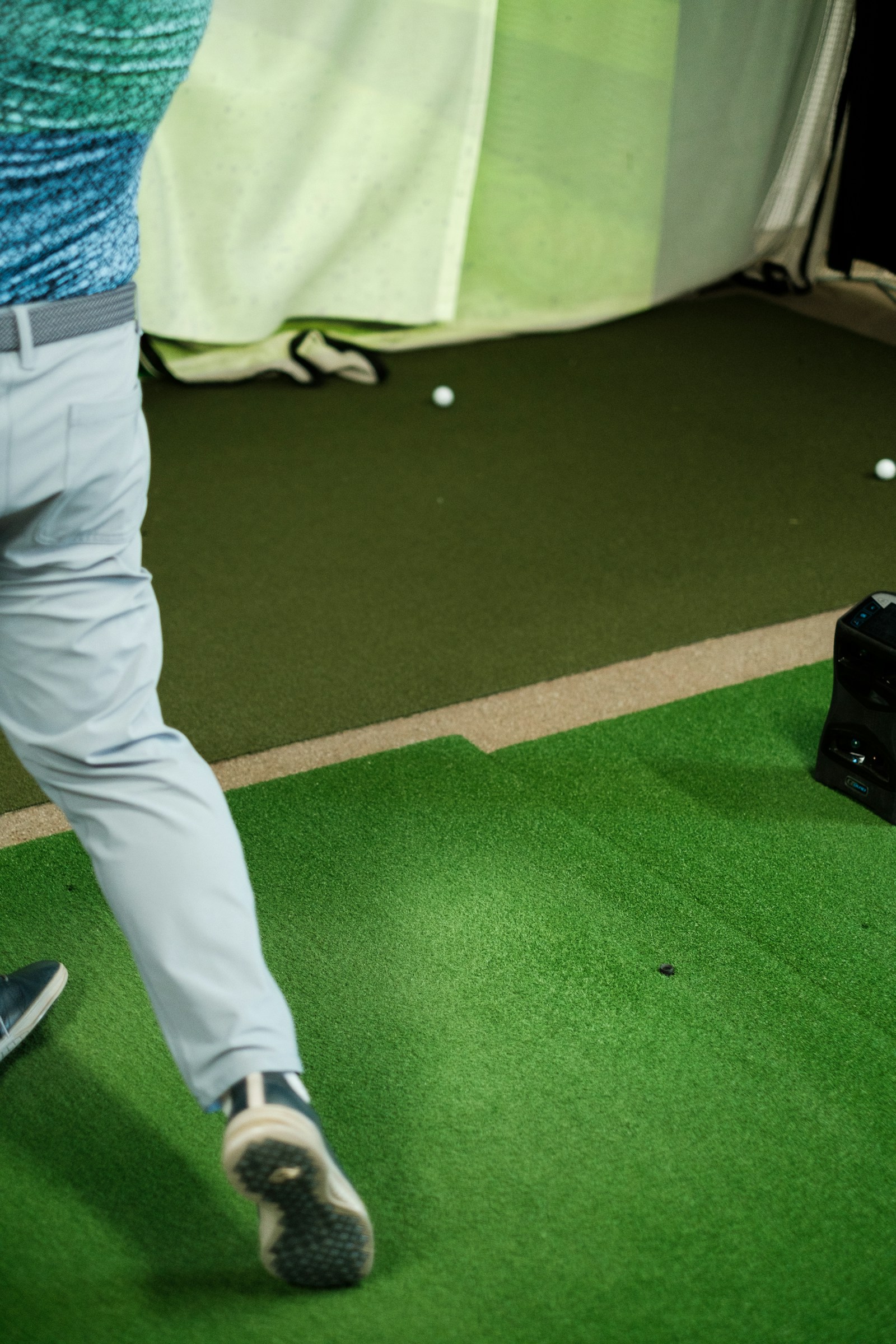 Golfspiller i innendørs simulator